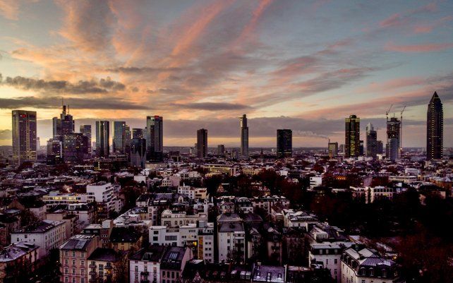 El sol sale sobre los edificios del distrito bancario de Frankfurt, Alemania.