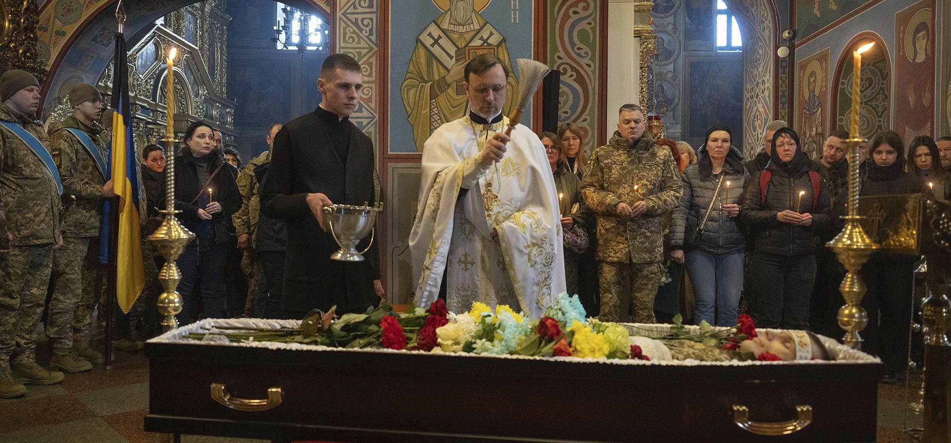 La gente llora ante el ataúd del soldado ucraniano Vasyl Ratushnyy, de 28 años, durante la ceremonia fúnebre en la Catedral de San Miguel en Kiev, Ucrania, el miércoles 5 de marzo de 2025. (Foto AP/Efrem Lukatsky) La gente llora ante el ataúd del soldado ucraniano Vasyl Ratushnyy, de 28 años, durante la ceremonia fúnebre en la Catedral de San Miguel en Kiev, Ucrania, el miércoles 5 de marzo de 2025. (Foto AP/Efrem Lukatsky)