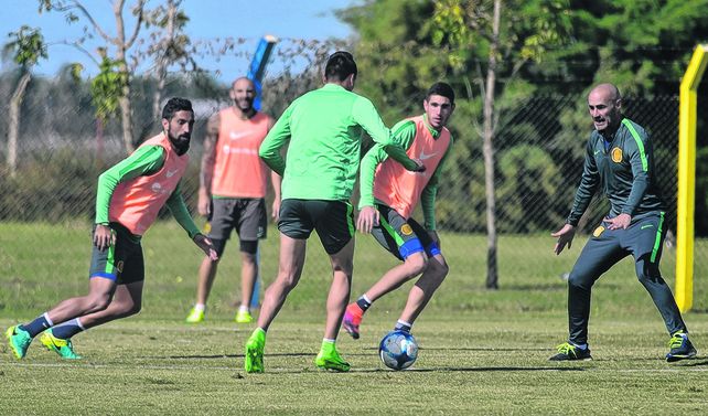 A todo o nada. Montero observa cómo Mauricio Martínez domina el balón ante el acecho de Menosse y Alfani. Los tres podrían jugar mañana en la Copa Argentina.