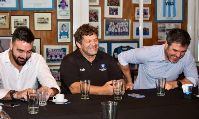 González Fresneda (de negro) fue reelecto como presidente de la Unión de Rugby de Rosario.