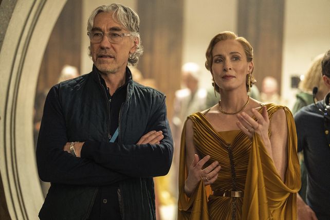 Tony Gilroy, escritor y director, junto a la actriz Genevieve O`Reily en el set de 
