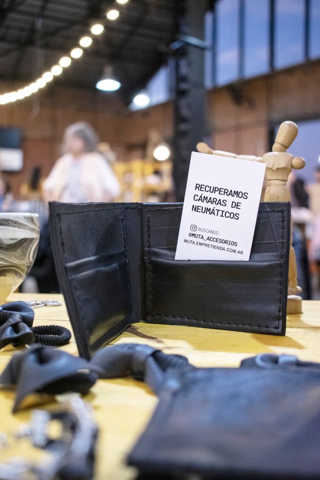 Los neum&aacute;ticos reciclados son el material principal que Gimena Galli usa para elaborar los accesorios de Muta.