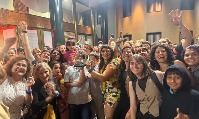 Los integrantes y participantes de Orillas tras la obtención del premio Abanderados.