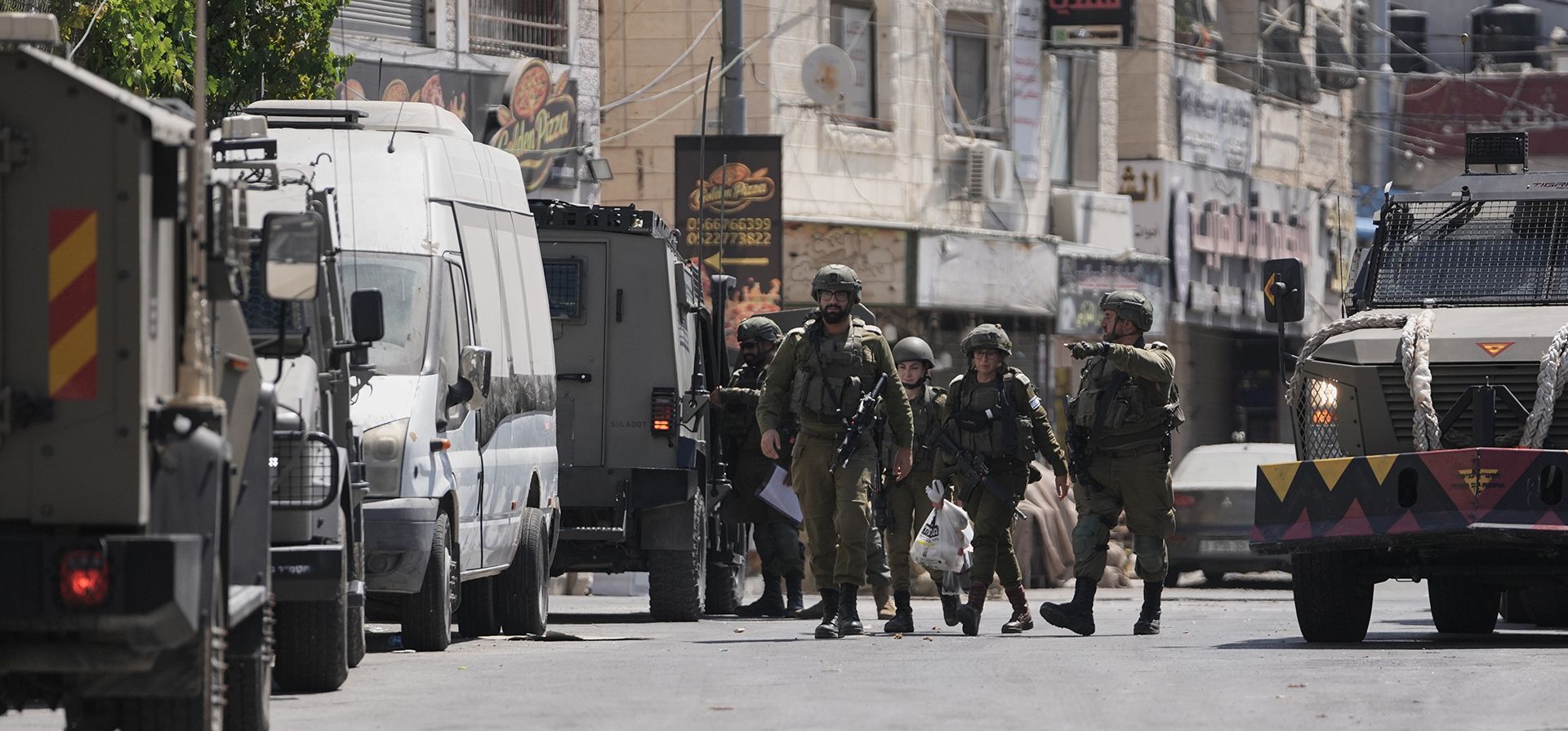 Agentes de la policía fronteriza israelí toman posiciones durante una operación militar en el campamento de refugiados de Qalandiya, en Cisjordania, el jueves 6 de agosto de 2026. (Foto AP/Mahmoud Illean) Agentes de la policía fronteriza israelí toman posiciones durante una operación militar en el campamento de refugiados de Qalandiya, en Cisjordania, el jueves 6 de agosto de 2026. (Foto AP/Mahmoud Illean)