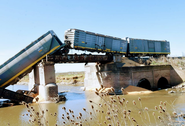 Un puente ferroviario que cruza un arroyo se desmoronó mientras pasaba un tren de cargas