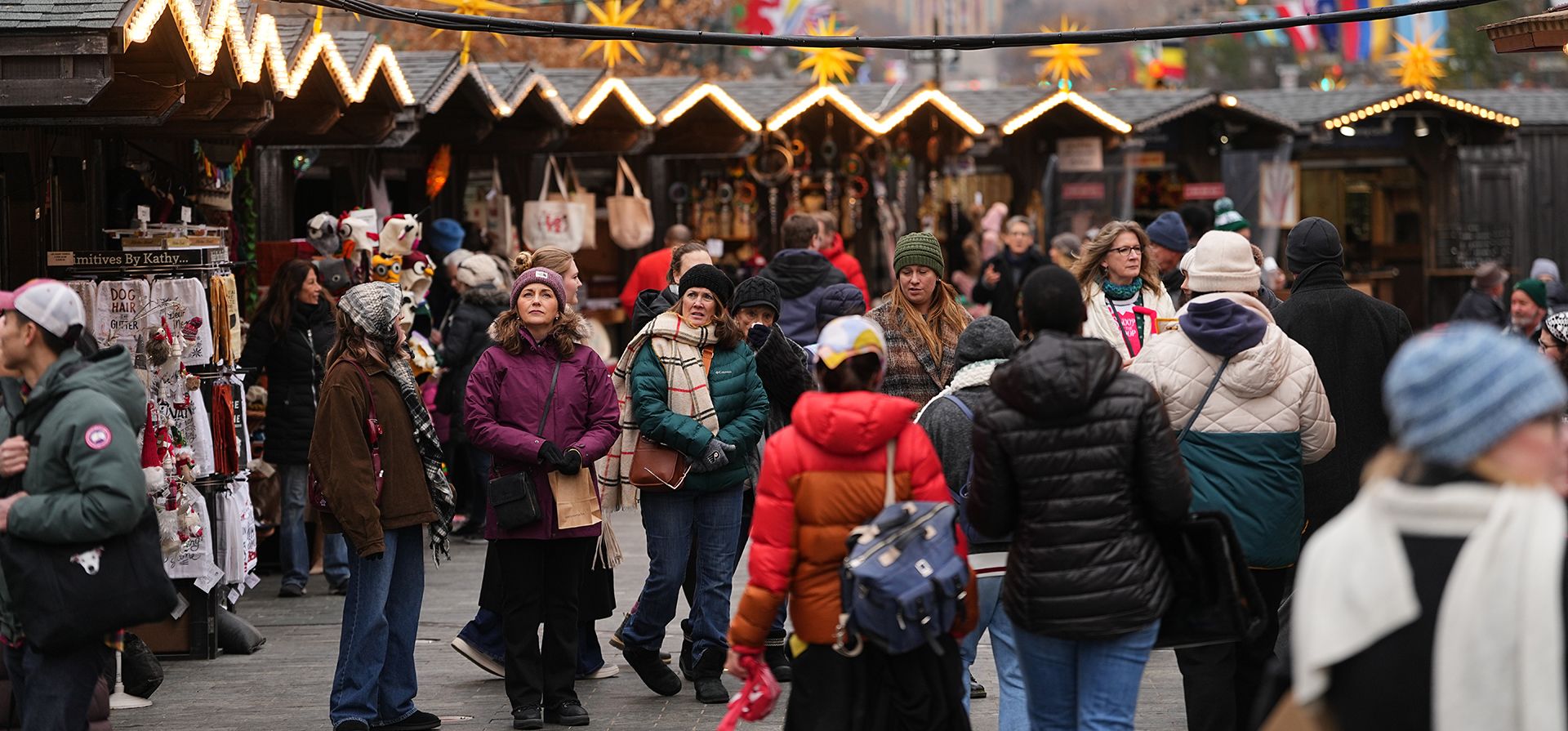 La gente hace compras en el Christmas Village de Filadelfia, el martes 23 de diciembre de 2025. (AP)