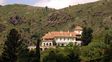 Se vende por u$s3,1 millones el castillo que un rosarino mandó a construir en las sierras de Córdoba