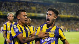 Lautaro Giaccone, que grita con todo su gol ante Atlético Tucumán, tiene la chance de ser titular en Central. A su lado, Emanuel Coronel, que viajó con el plantel.