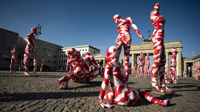 Maniquíes cubiertos con cinta de barrera se colocan frente a la Puerta de Brandenburgo