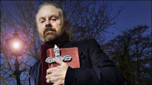 Un reverendo se suma al boom de las redes sociales y practica exorcismos a través de Youtube