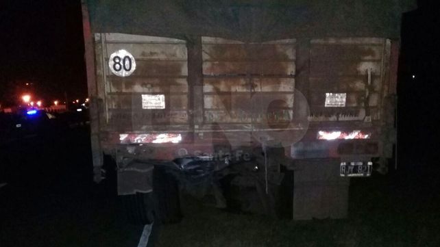 Murieron dos hombres que chocaron su auto contra un camión