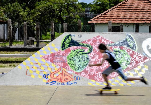 En las vacaciones los adolescentes aprovechan para andar en el skatepark de Paraná. Foto/UNO Mateo Oviedo.