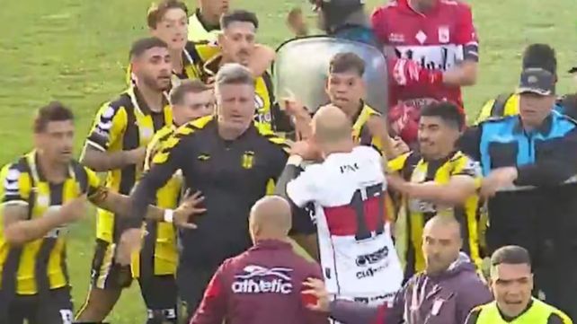 Los jugadores de Morón se trenzaron con los de Madryn y la policía intervino con gas pimienta.