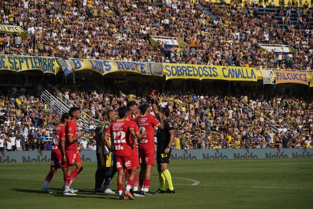 Central ganó 2 a 1, sin jugar bien, ante un Arsenal que terminó con nueve