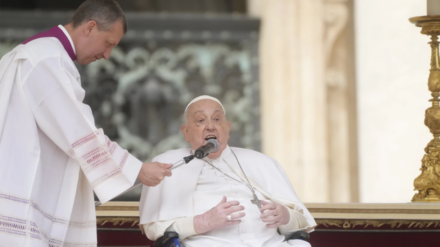 El Papa Francisco continúa recuperándose de los problemas de salud por los que estuvo internado durante más de un mes y no formó parte del Vía Crucis en Roma.