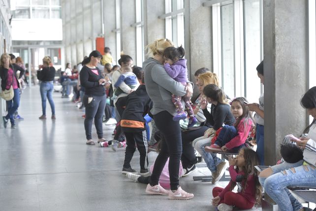 Hospitales pediátricos al tope. La carencia de cobertura de salud afecta más a niños y adolescentes.