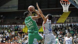 Atenas, con gran tarea del santafesino Carlos Buemo, sigue como único puntero en la Liga Argentina.