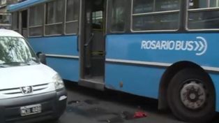 El interno de la empresa Rosario Bus quedó detenido tras el accidente en Presidente Roca y San Luis.