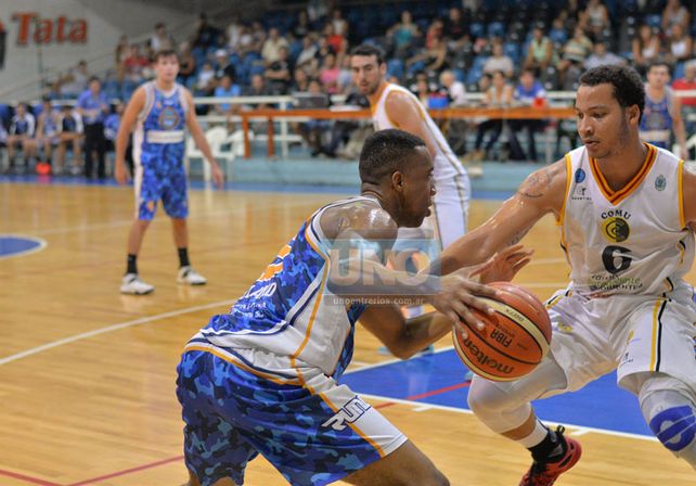 De Angelo Kirkland volvió a ser clave en el AEC: se llevó 30 puntos en el juego.  Foto UNO/Juan Manuel Hernández