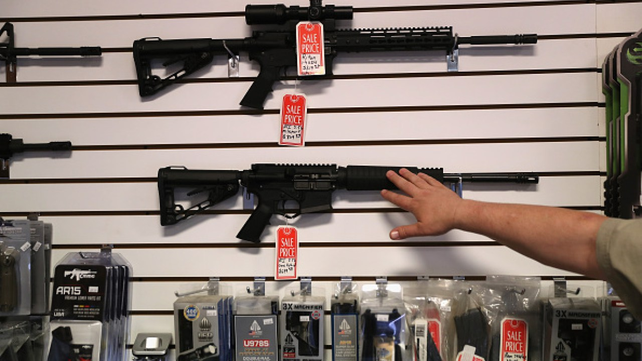 Dos modelos del rifle de asalto AR-15 en una feria de armas. Cientos de miles de estos potentes fusiles se han vendido libremente en las últimas décadas.