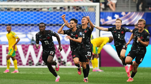 Eustaquio corre al frente tras anotar el gol de la victoria para Canadá.