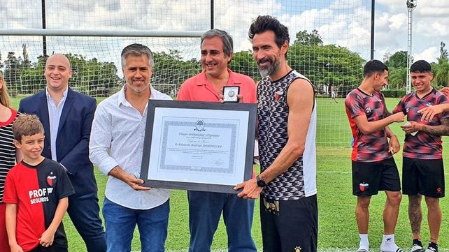 El diputado Leandro Busatto entregó un reconocimiento al plantel de Colón por el campeonato.&nbsp;