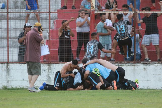 Los jugadores del Mondonguero festejan el cetro local.