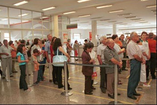 Los bancos deberán dejar de cobrar las operatorias por ventanilla