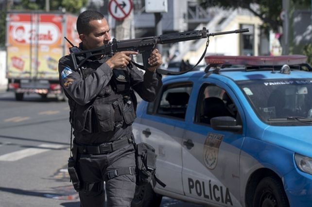 río. Un policía apunta en la favela situada a diez kilómetros del centro.