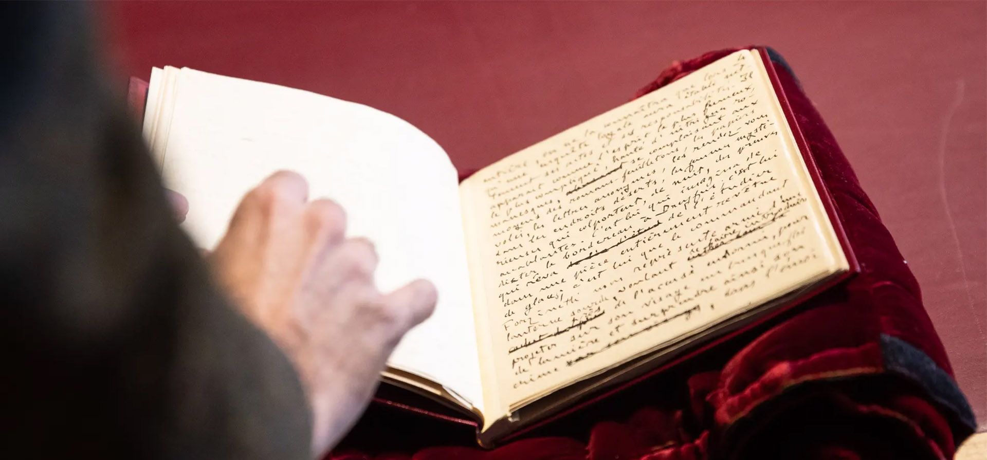 París, Francia. El manuscrito original del artículo "J