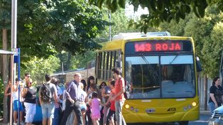 El ataque se produjo contra un ómnibus de la línea 143.