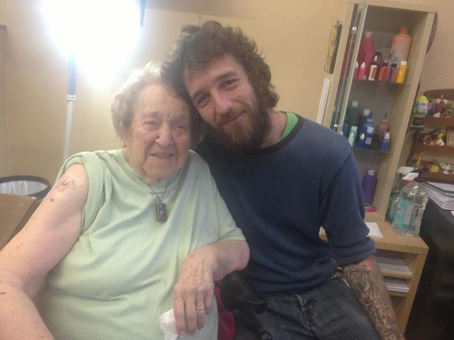 Llevó de fiesta a su abuela y le hizo un tatuaje