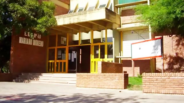 Un estudiante murió en el patio del colegio. Seis alumnos están internados en el hospital local