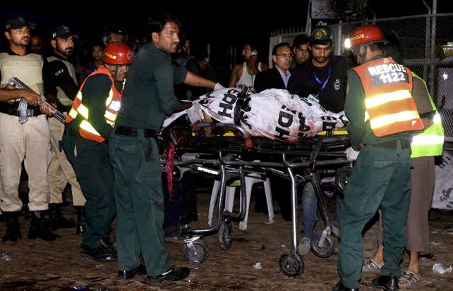 Al menos 63 personas muertas y 290 heridos tras un atentado en un parque de Pakistán