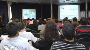 La gente llega a las noticias por una red social y conf&iacute;a en las elecciones de sus amigos