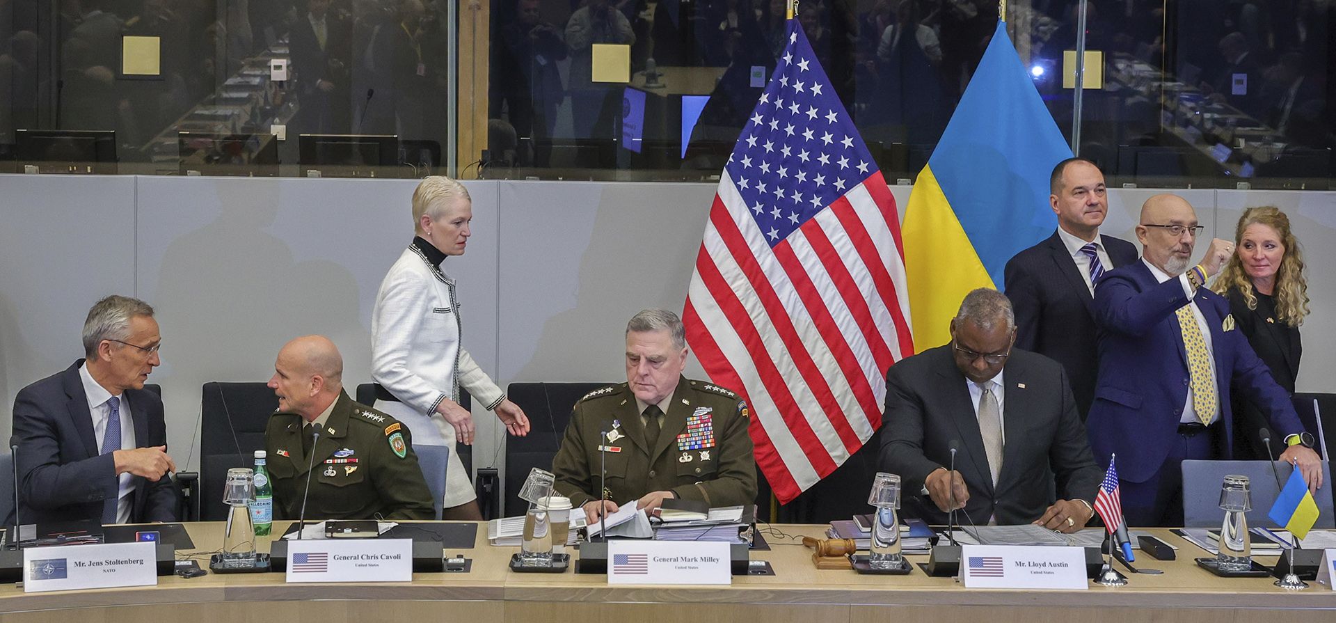 El secretario general de la OTAN, Jens Stoltenberg, el general del Ejército de los EE. UU. Chris Cavoli, la subsecretaria de Defensa de los EE. UU. para Asuntos de Seguridad Internacional Celeste A. Wallander, el presidente del Estado Mayor Conjunto, el general Mark Milley, el secretario de Defensa de los EE. UU. Lloyd J. Austin III , y el ministro de Defensa de Ucrania, Oleksii Reznikov, asisten a una reunión de ministros de defensa de la OTAN en el formato del Grupo de Contacto de Defensa de Ucrania en la sede de la OTAN en Bruselas, el miércoles 12 de octubre de 2022.