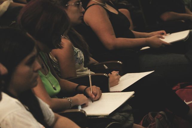 Docentes de filosofía destacaron que esta disciplina contribuye a la generación de pensamiento crítico.