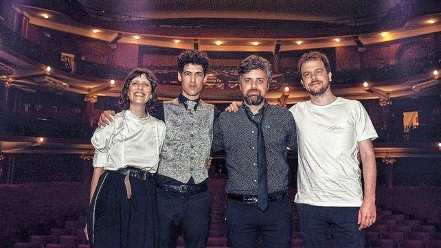 El grupo rosarino Música para Volar regresa a Paraná luego de haber agotado tres funciones en el Teatro 3 de Febrero el año pasado. En esta oportunidad el cuarteto interpretará el show Umplugged de Charly García