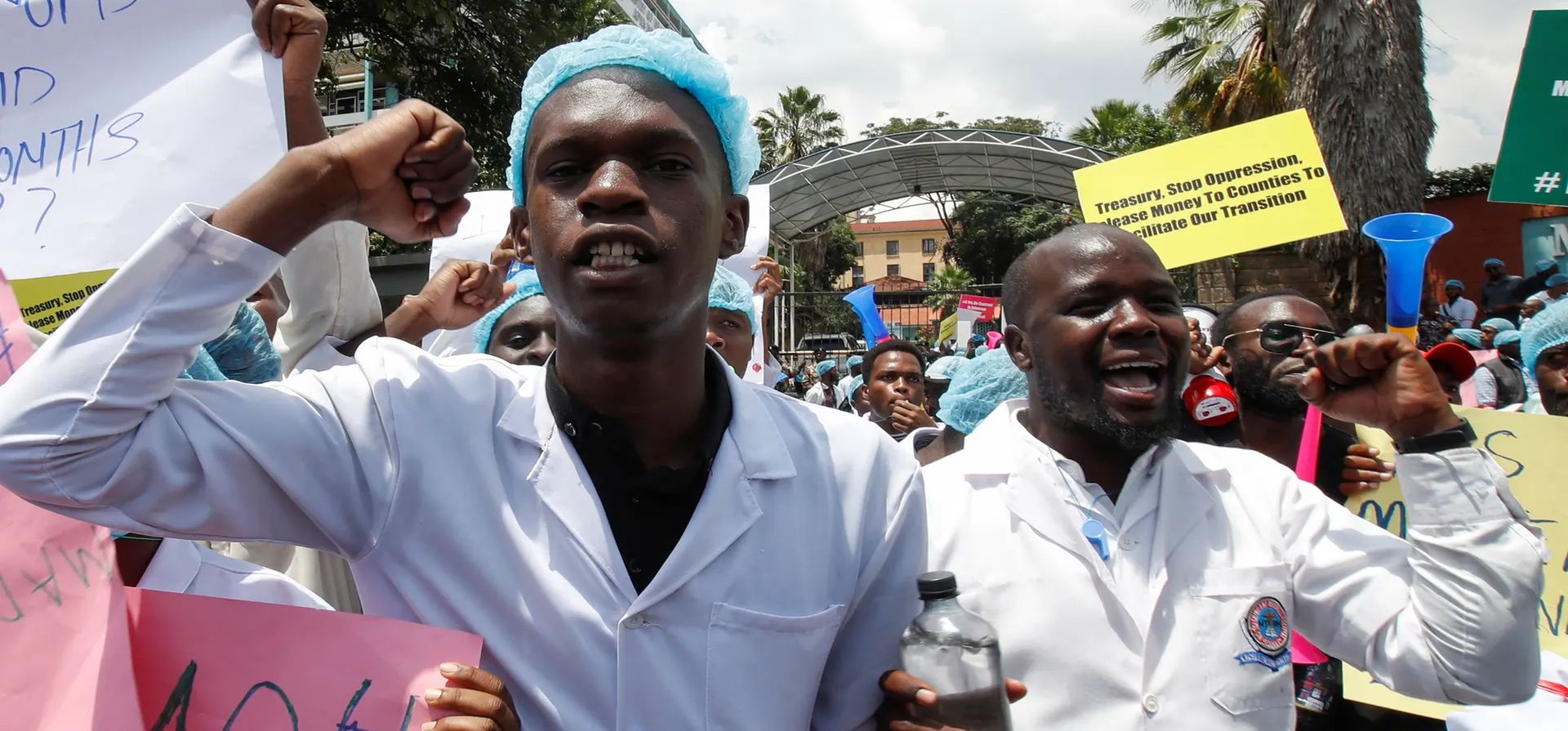 Los médicos participan en una manifestación frente al Ministerio de Salud contra el hecho de que el gobierno no contrate médicos en formación, Nairobi, Kenia. Fotografía: Monicah Mwangi/Reuters Los médicos participan en una manifestación frente al Ministerio de Salud contra el hecho de que el gobierno no contrate médicos en formación, Nairobi, Kenia. Fotografía: Monicah Mwangi/Reuters