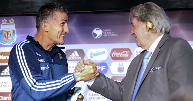 Apretón de manos. Bauza y Armando Pérez sellan el vínculo del Patón como DT de la selección.