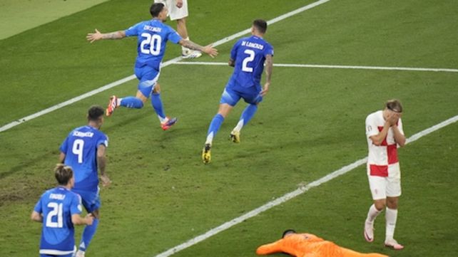 Mattia Zaccagni corre a festejar su agónico tanto