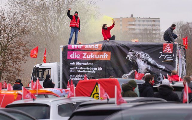 Trabajadores de 30 empresas de la industria metalúrgica y eléctrica en la región de Hamburgo se manifiestan durante una huelga de advertencia en el hipódromo Horner,en Hamburgo, Alemania.