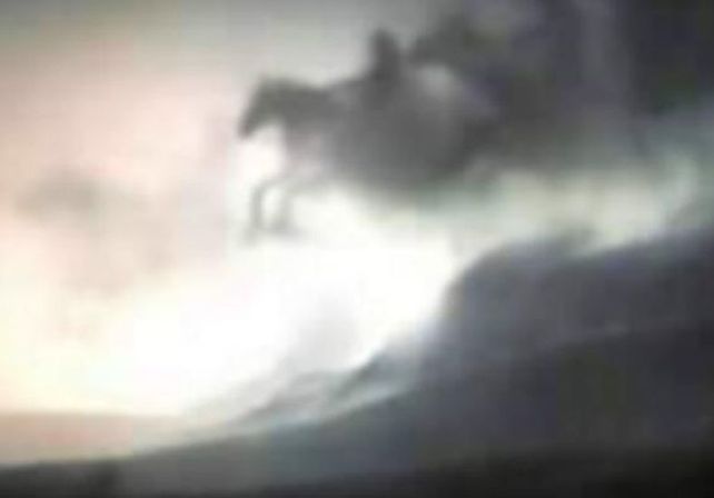 Pánico en un poblado por la aparición de los cuatro jinetes del Apocalipsis sobre la ruta