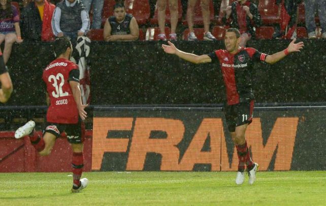 Letal. Maxi (arriba) anotó en el minuto final y lo festeja.&nbsp;