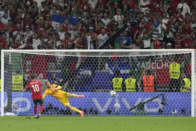 Bernardo Silva marca el penal que clasificó a Portugal a los cuartos de final de la Euro donde espera Francia.