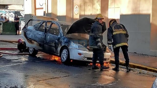 Automóvil se incendió por completo en calle Chile de Paraná