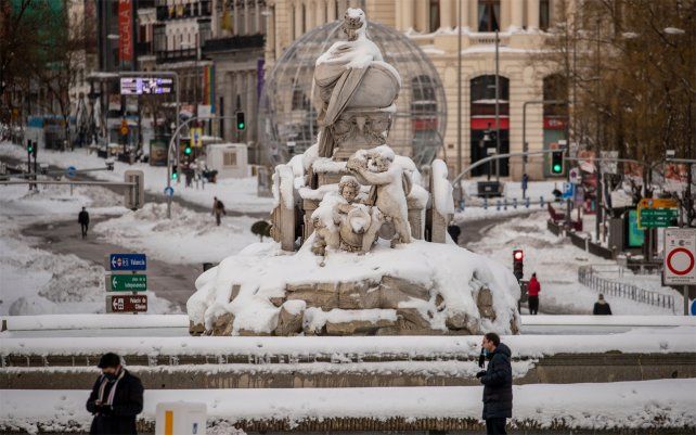 Plaza Cibeles en el centro de Madrid, España. Una gran parte del centro de España, incluida la capital de Madrid, está limpiando lentamente la nieve después de la peor tormenta del país que se recuerde recientemente.