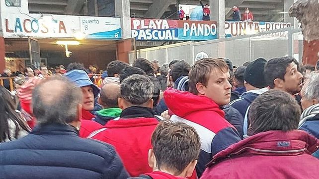 Hinchas de Unión llegaron sin entradas y se generaron problemas en el ingreso