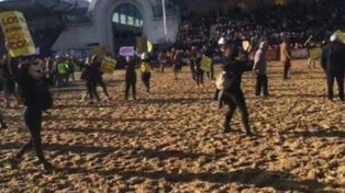 Gauchos echan a rebencazos a unos 40 veganos de la Rural