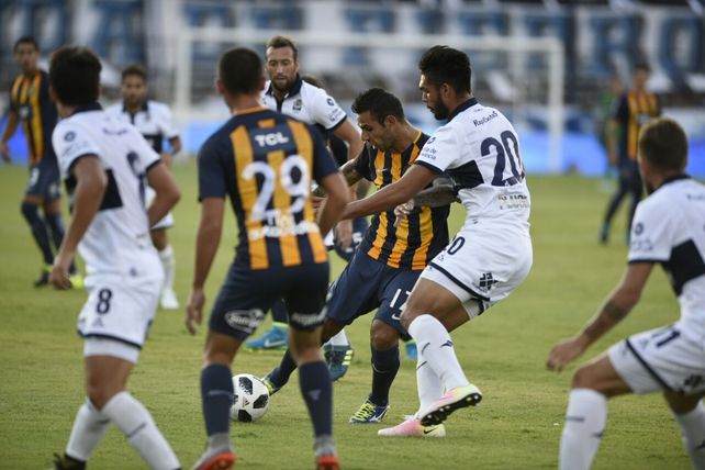 No alcanzó. Herrera aportó un gol pero el Canalla perdió frente a Gimnasia en La Plata.